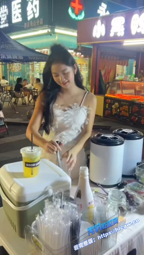 抓奸现场！广东清远抖音 糖糖烧烤地摊造 被现场抓奸 裤子都脱完了铁证如山！3