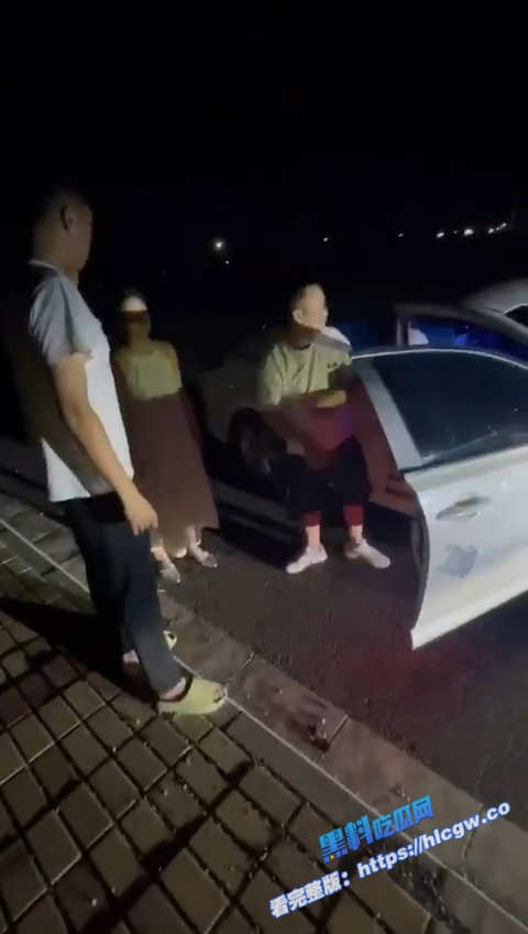 抓奸现场！广东清远抖音 糖糖烧烤地摊造 被现场抓奸 裤子都脱完了铁证如山！10