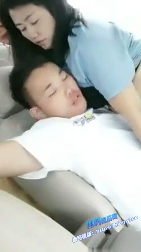 真实母子乱伦！少妇和儿子为赚钱乱伦直播啪啪 各种姿势 看的是一个过瘾！1