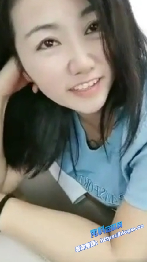 真实母子乱伦！少妇和儿子为赚钱乱伦直播啪啪 各种姿势 看的是一个过瘾！2