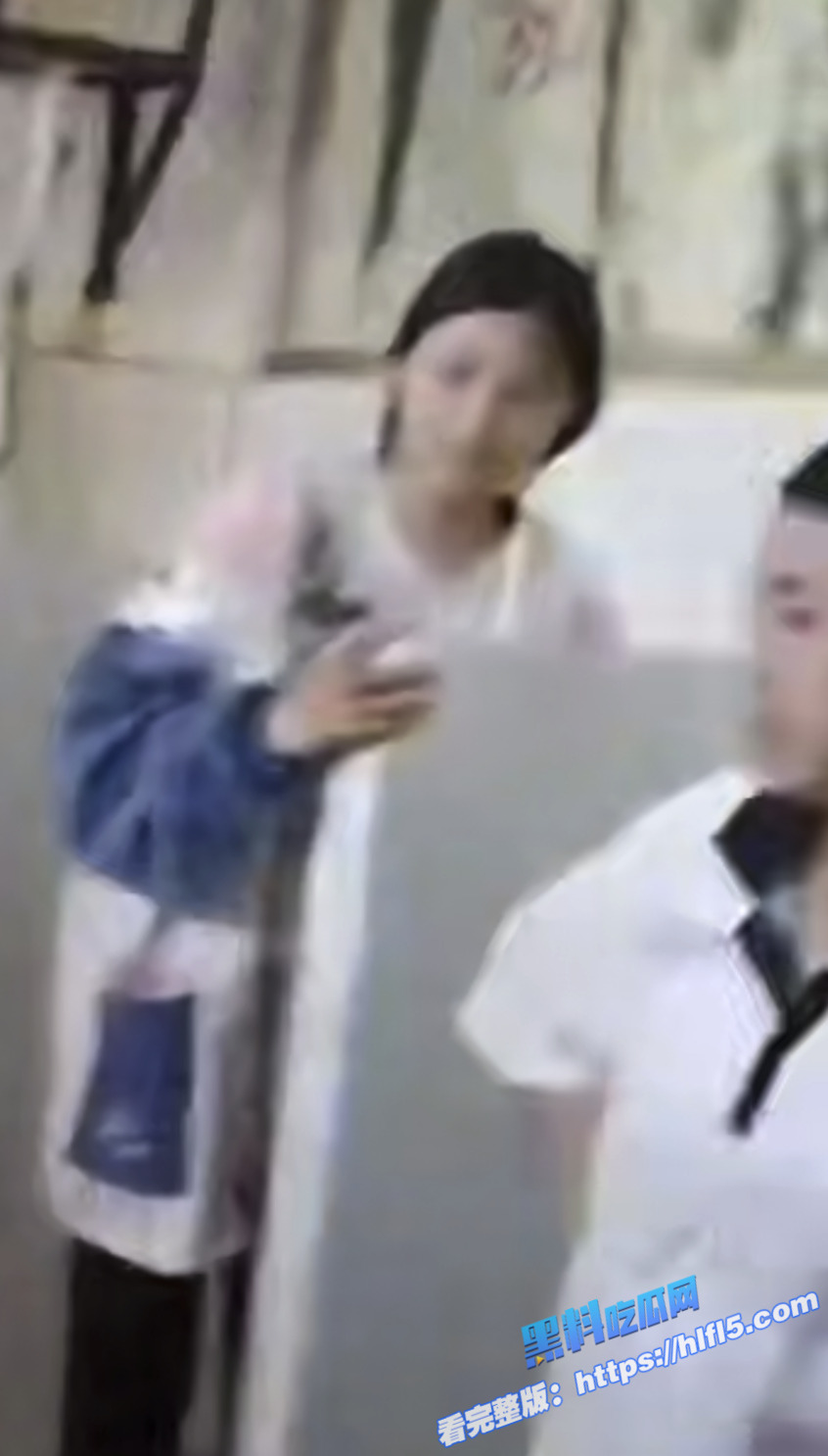 校园霸凌 某高中女厕霸凌 十几个女孩拖拽扇耳光 脸肿眼镜摘 直播威胁还不哭！2