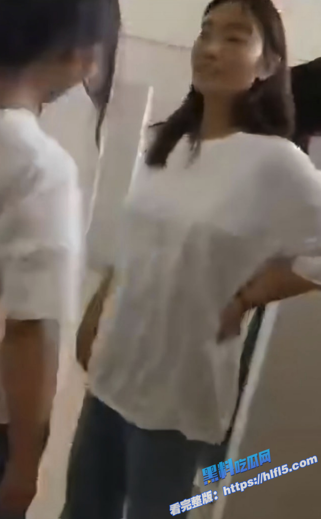 校园霸凌 某高中女厕霸凌 十几个女孩拖拽扇耳光 脸肿眼镜摘 直播威胁还不哭！4