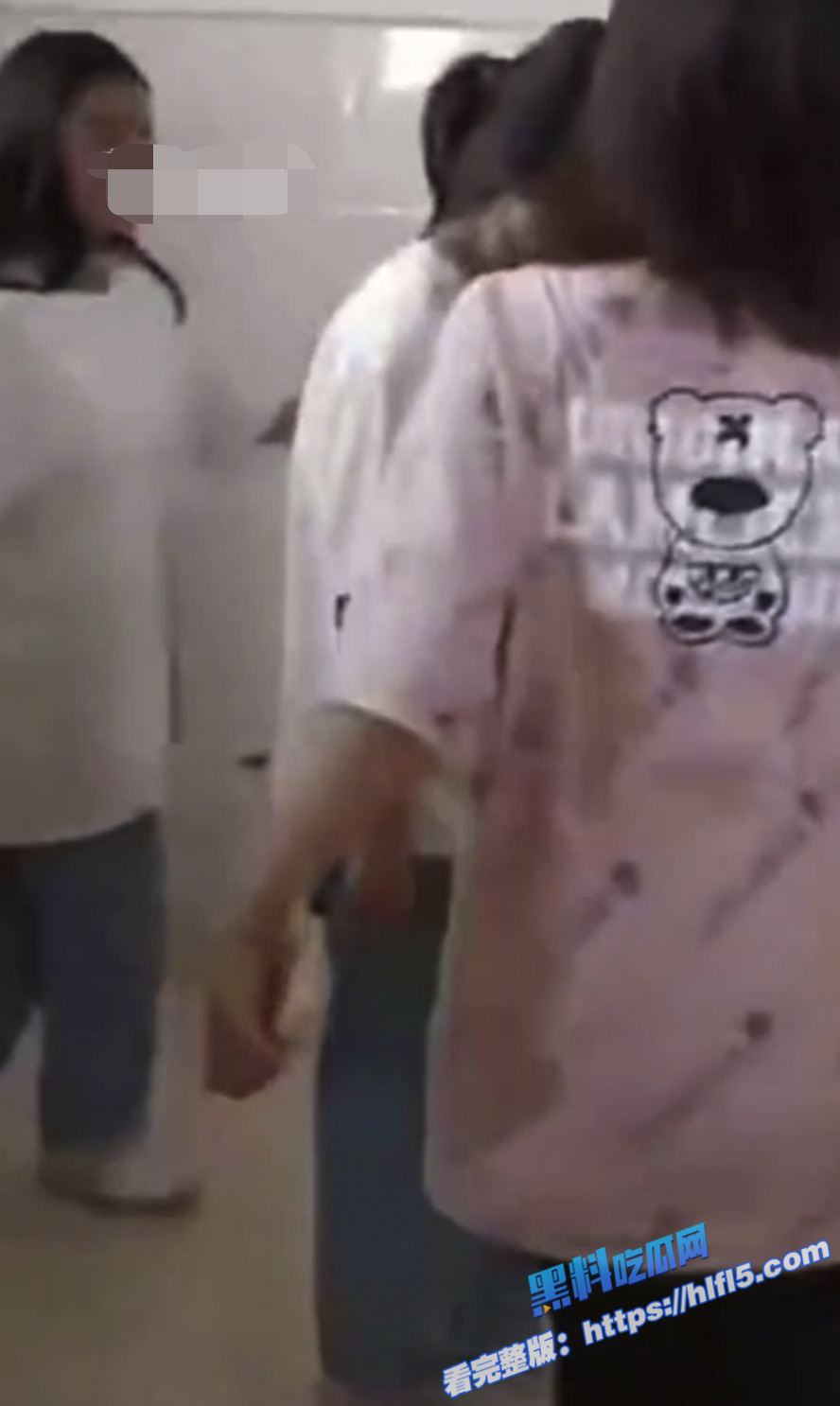 校园霸凌 某高中女厕霸凌 十几个女孩拖拽扇耳光 脸肿眼镜摘 直播威胁还不哭！5