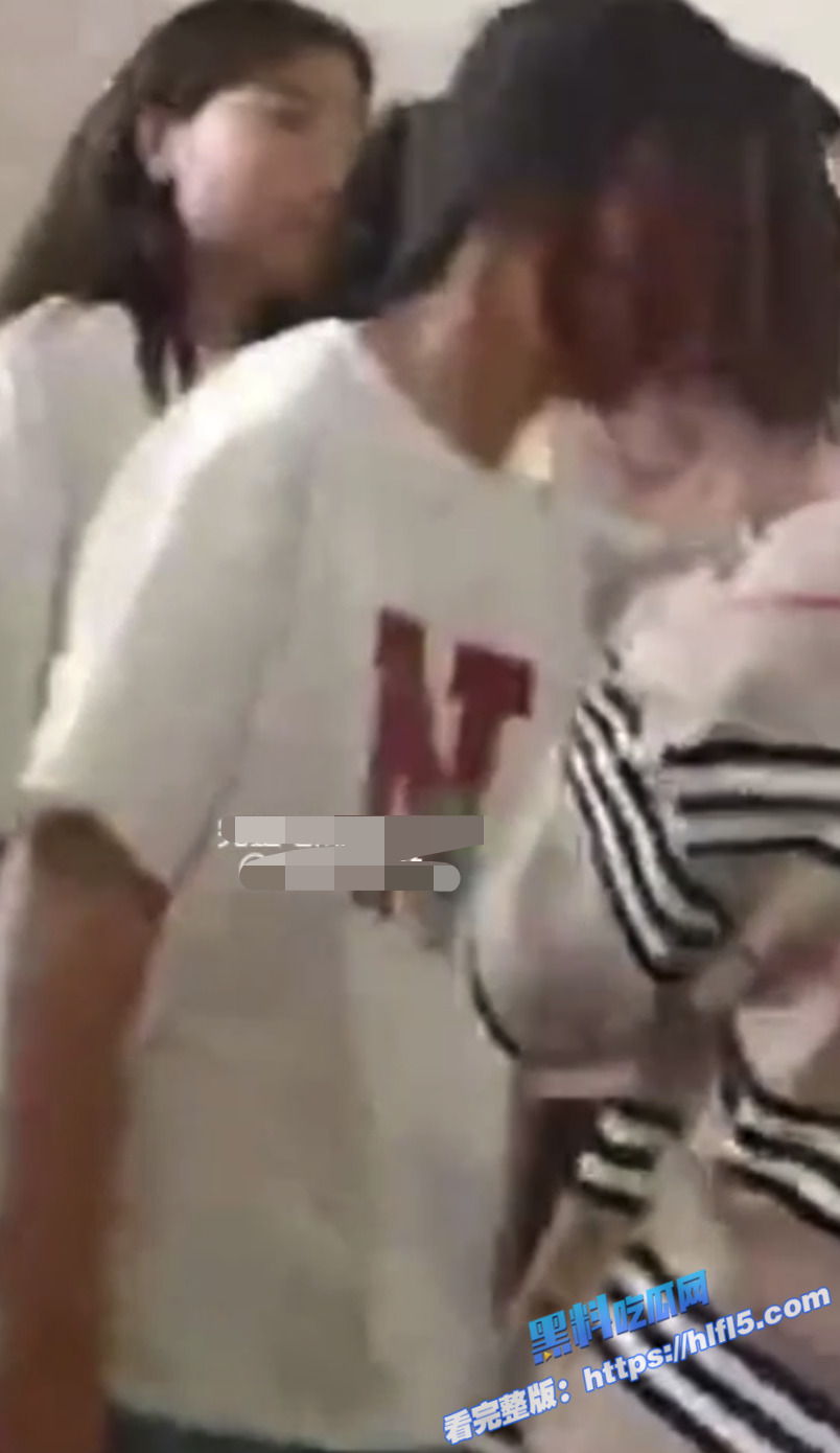 校园霸凌 某高中女厕霸凌 十几个女孩拖拽扇耳光 脸肿眼镜摘 直播威胁还不哭！6