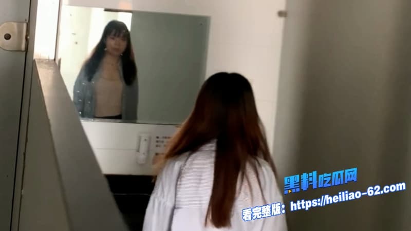 民间偷拍大神厕所偷拍极品美女尿尿经期喷血骚穴全露最后还差点被发现1 民间偷拍大神厕所偷拍极品美女尿尿经期喷血骚穴全露最后还差点被发现1