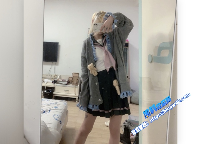 清纯大一小师妹在篮球场上被成功泡到没想到床上如此反差喜欢舔蛋蛋和被颜射 图3WH700x500px