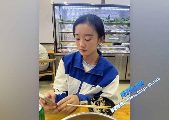 清纯大一小师妹在篮球场上被成功泡到没想到床上如此反差喜欢舔蛋蛋和被颜射 图4WH700x500px