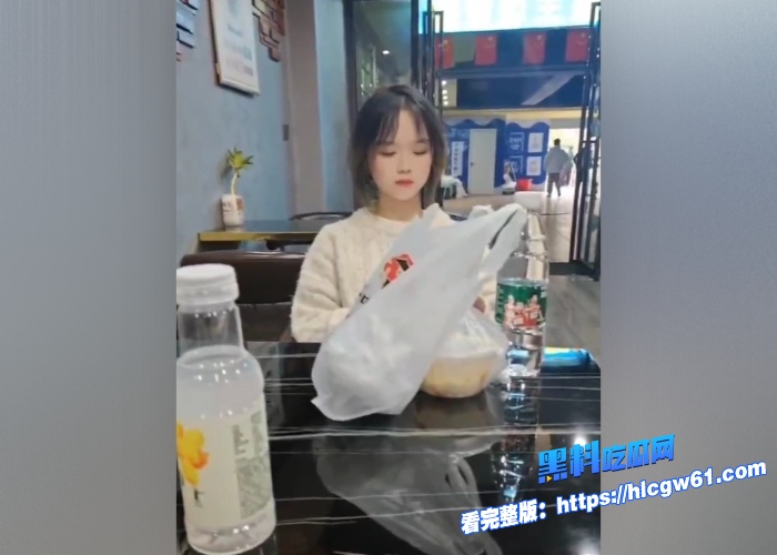 大一新生可爱萝莉学妹皮肤嫩到滴水与男友性爱视频流出涉世未深口交吃鸡巴的样子太Q了 图3