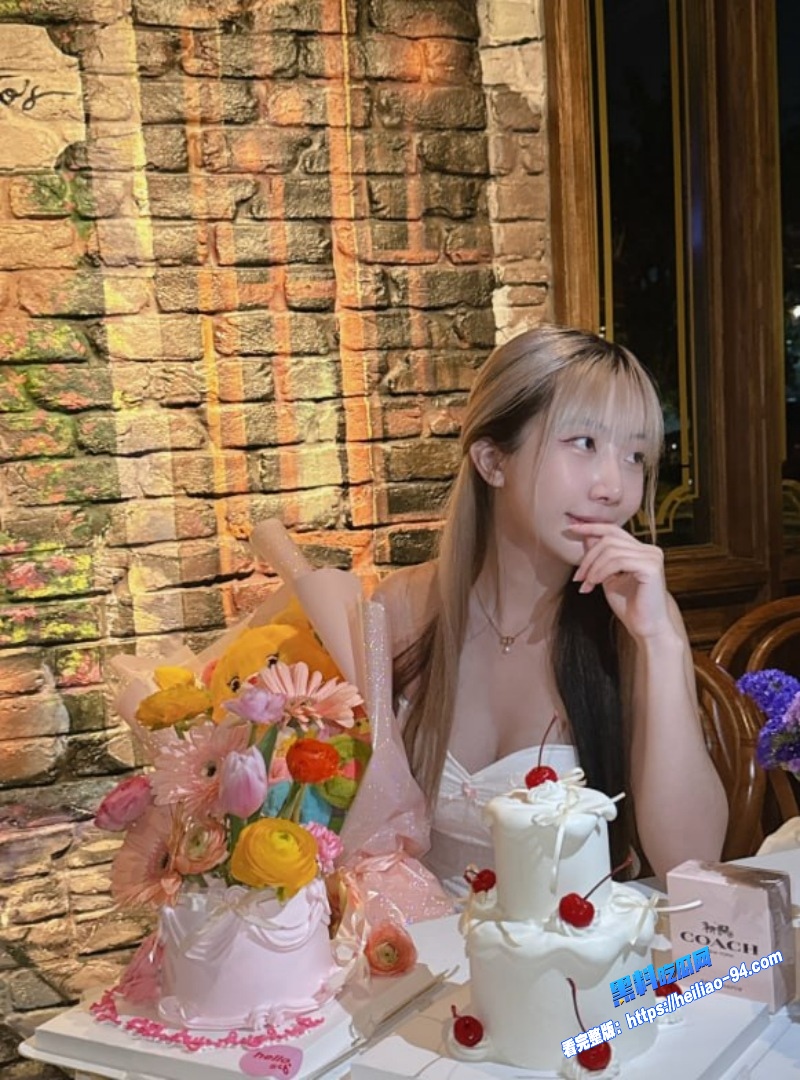 推特百万粉人气情侣博主Highsstn白色女仆装跪舔深喉巨乳晃荡8