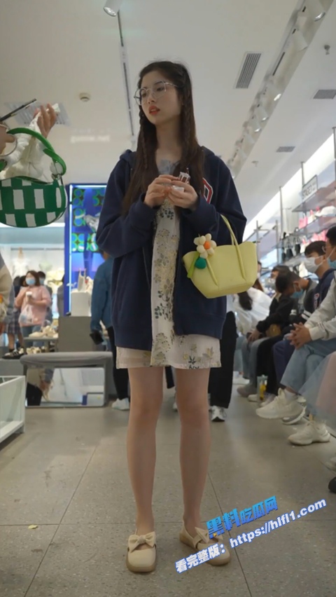 街头抄底偷拍！商场抄底 认真挑选安全裤的美女 粉内豹纹连衣裙骚货少妇！4