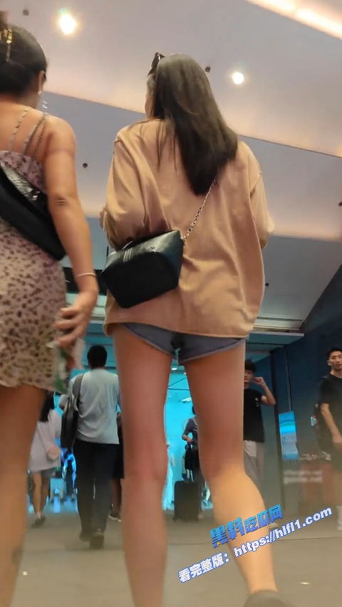 街头抄底偷拍！商场抄底 认真挑选安全裤的美女 粉内豹纹连衣裙骚货少妇！10