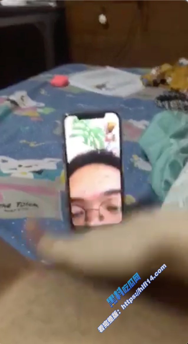 菲律宾的精神小妹和网友裸聊自慰抠逼视频流出！1