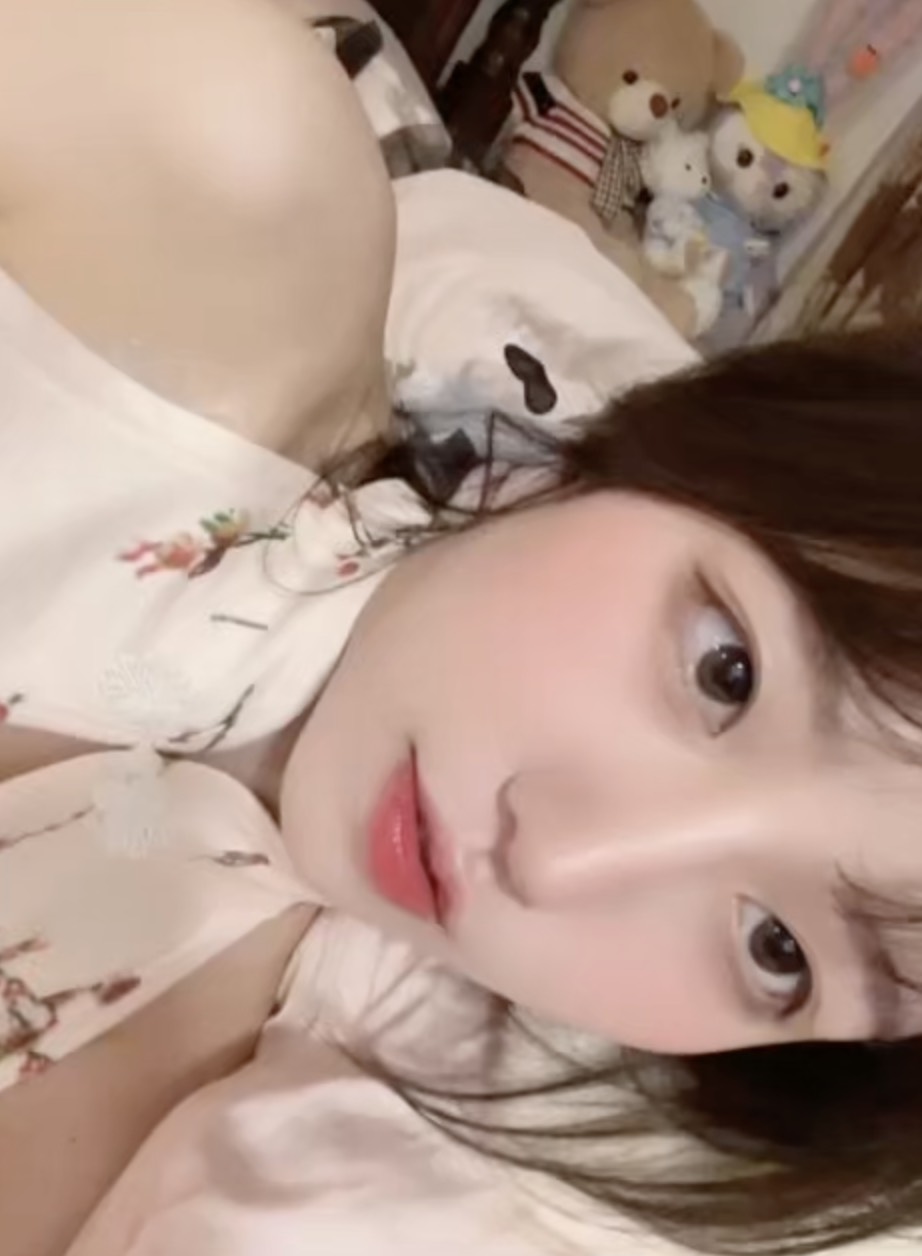 反差母狗-高颜值网红人前人后反差，跟金主爸爸做爱视频自慰泄密1.jpg