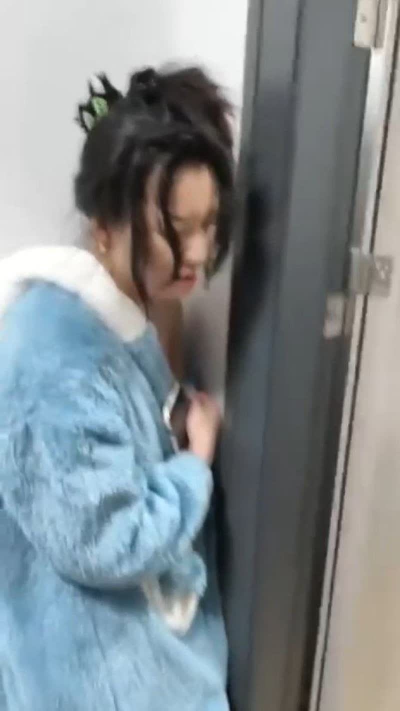 这也太敢了！丈夫出门买早餐 回家撞见妻子与陌生男躺床开黑