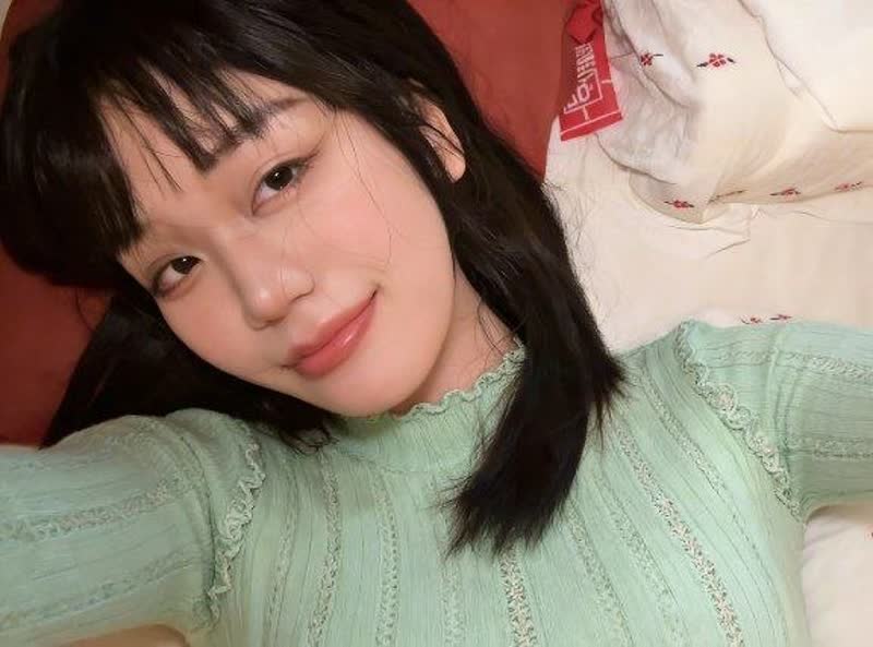 这也太敢了！丈夫出门买早餐 回家撞见妻子与陌生男躺床开黑