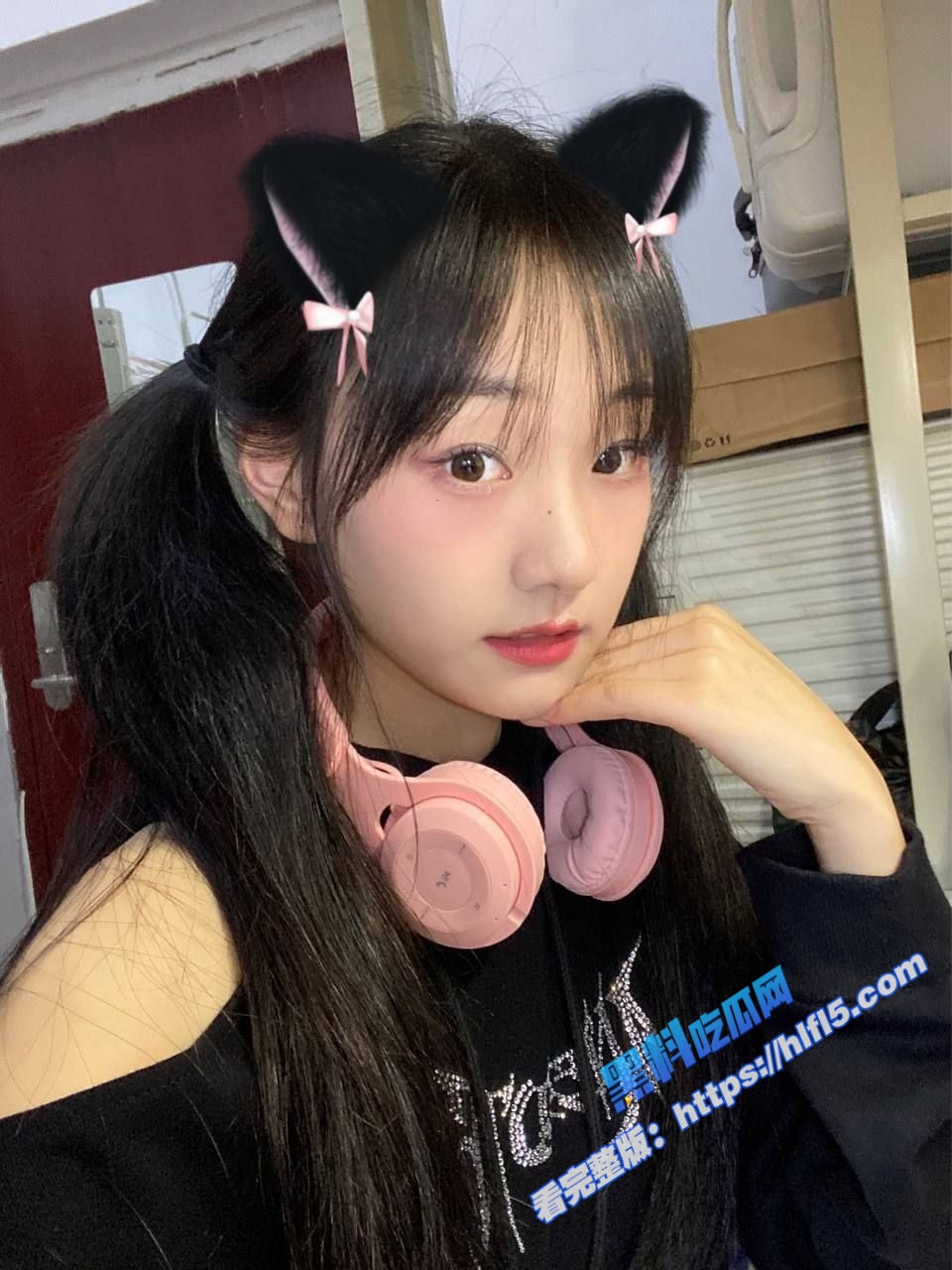 元气甜美少女 被金主后入啪啪 然后长开双腿被手指插入 最后无套插入JB内射！1