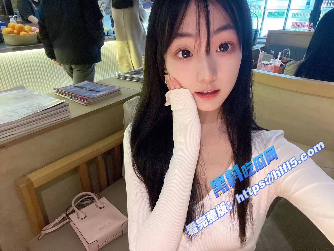 元气甜美少女 被金主后入啪啪 然后长开双腿被手指插入 最后无套插入JB内射！2