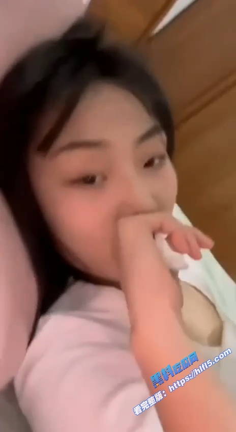 元气甜美少女 被金主后入啪啪 然后长开双腿被手指插入 最后无套插入JB内射！4