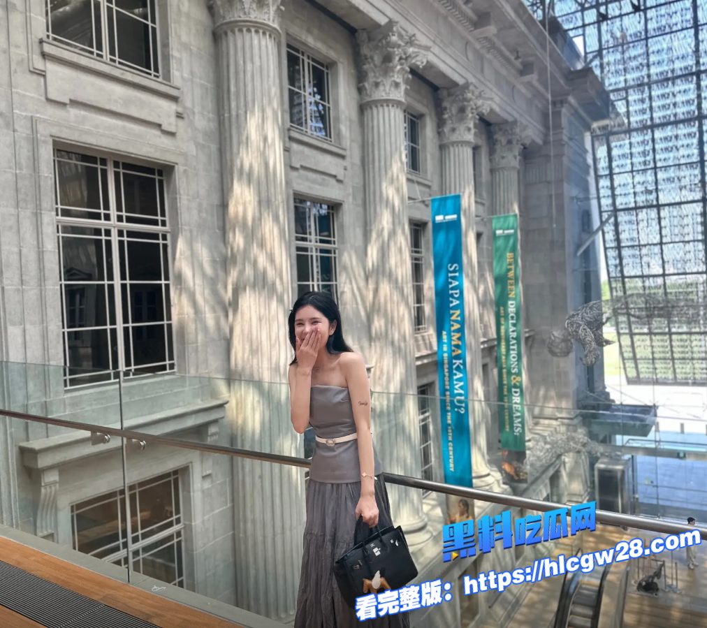 抖音小网红 超高颜值的人妻熟女 刘悦 穿各种性感的制服诱惑 自拍做爱视频！图2