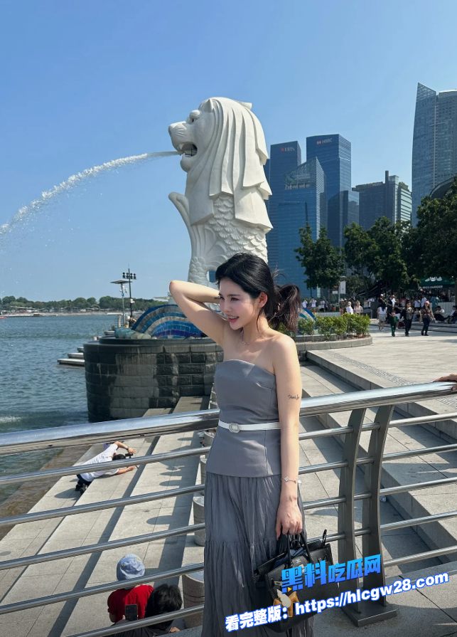 抖音小网红 超高颜值的人妻熟女 刘悦 穿各种性感的制服诱惑 自拍做爱视频！图3