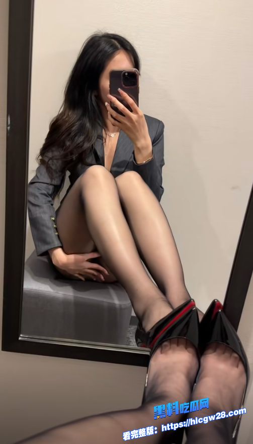 抖音小网红 超高颜值的人妻熟女 刘悦 穿各种性感的制服诱惑 自拍做爱视频！图4