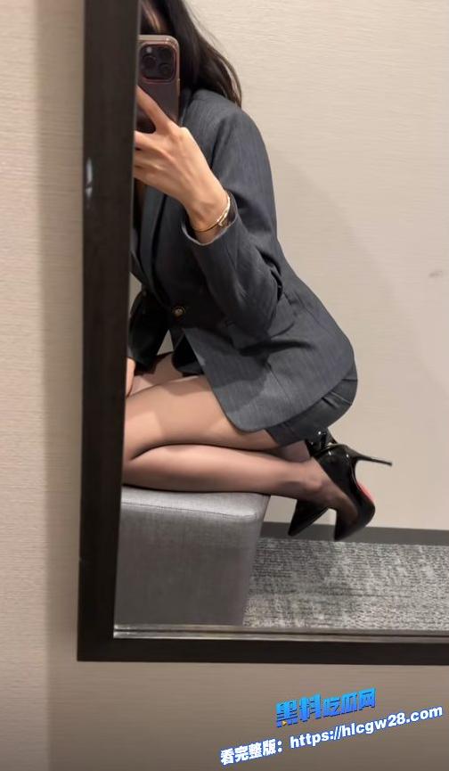 抖音小网红 超高颜值的人妻熟女 刘悦 穿各种性感的制服诱惑 自拍做爱视频！图7