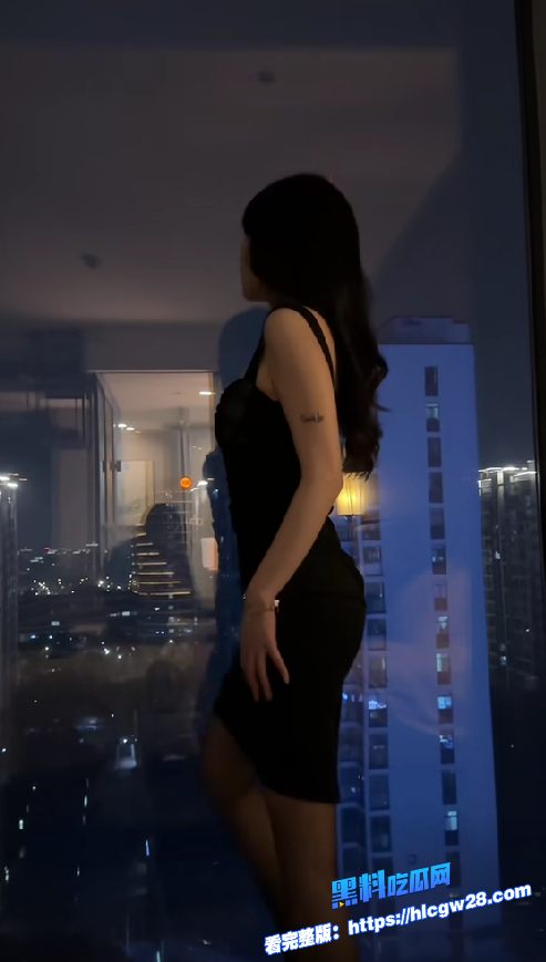 抖音小网红 超高颜值的人妻熟女 刘悦 穿各种性感的制服诱惑 自拍做爱视频！图9