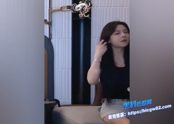 51吃瓜我要吃瓜系列初恋白月光系列第22期2300元约炮18岁超短裤嫩妹口活技术不错就是不配合操两下就受不了了 图1
