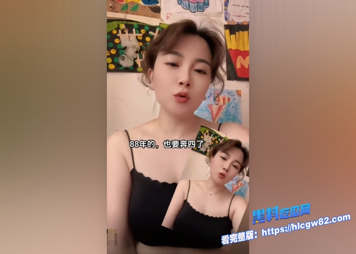 抖音网红顶级熟女你家麦子跟大哥线下视频网调完整版视频流出肥美的身材和无毛一线天嫩逼自慰水声非常清晰一看就欠操了 图6