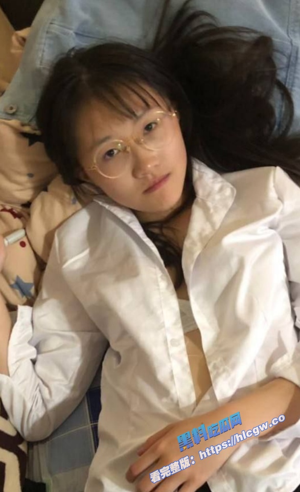 瓜友投稿！04年清纯女高 冯羽凡 在酒店性爱破处视频泄密，粉嫩白虎馒头逼，直接用鸡巴强塞她嘴里让她口，无套冲击粉嫩鲍鱼！图1