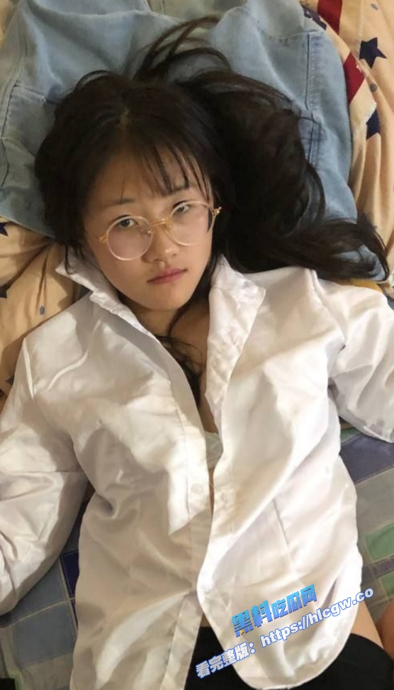 瓜友投稿！04年清纯女高 冯羽凡 在酒店性爱破处视频泄密，粉嫩白虎馒头逼，直接用鸡巴强塞她嘴里让她口，无套冲击粉嫩鲍鱼！图2