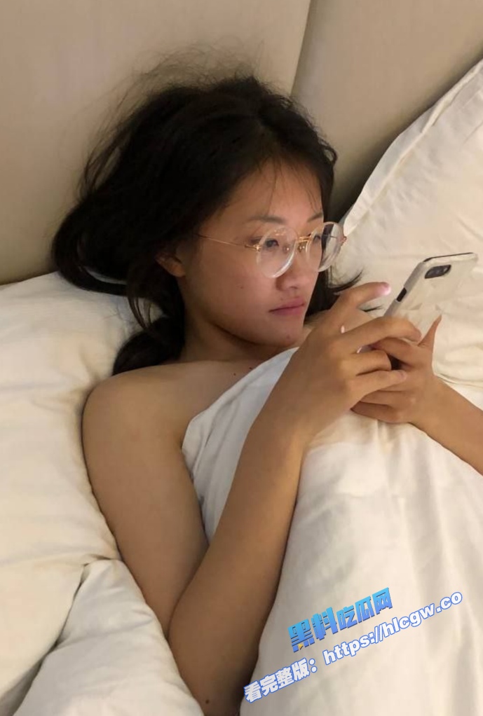 瓜友投稿！04年清纯女高 冯羽凡 在酒店性爱破处视频泄密，粉嫩白虎馒头逼，直接用鸡巴强塞她嘴里让她口，无套冲击粉嫩鲍鱼！图4