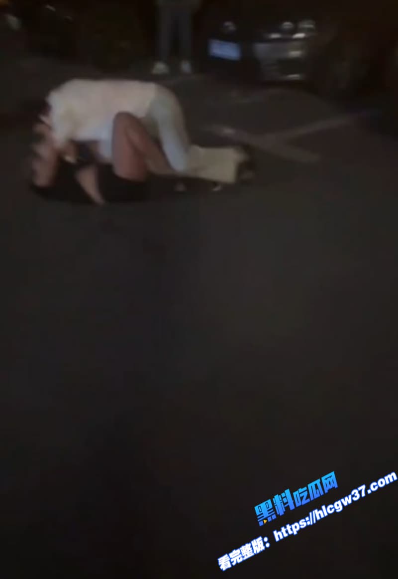 精神小妹街头打架 从超市打到街头雨中火拼 警察来了还约架 现在的年轻人真会玩! 3 精神小妹街头打架 从超市打到街头雨中火拼 警察来了还约架 现在的年轻人真会玩! 3