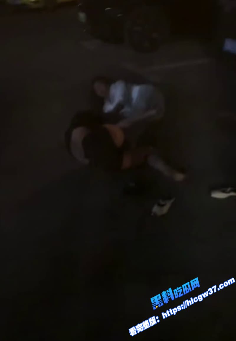 精神小妹街头打架 从超市打到街头雨中火拼 警察来了还约架 现在的年轻人真会玩! 6 精神小妹街头打架 从超市打到街头雨中火拼 警察来了还约架 现在的年轻人真会玩! 6