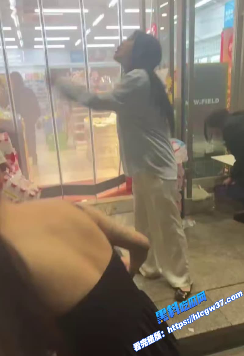 精神小妹街头打架 从超市打到街头雨中火拼 警察来了还约架 现在的年轻人真会玩! 8 精神小妹街头打架 从超市打到街头雨中火拼 警察来了还约架 现在的年轻人真会玩! 8