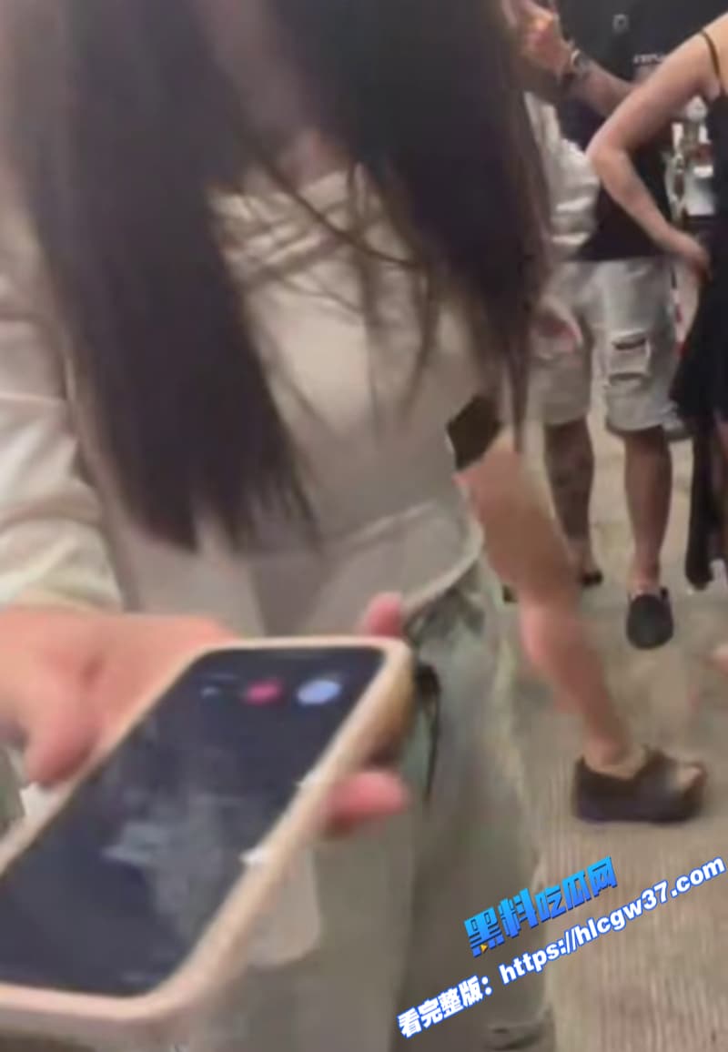 精神小妹街头打架 从超市打到街头雨中火拼 警察来了还约架 现在的年轻人真会玩! 9 精神小妹街头打架 从超市打到街头雨中火拼 警察来了还约架 现在的年轻人真会玩! 9