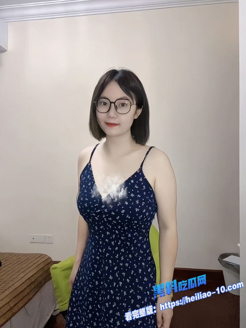 广州美术学院极品反差婊何晶嫌零花钱不够 直接拉男友下海黄播2