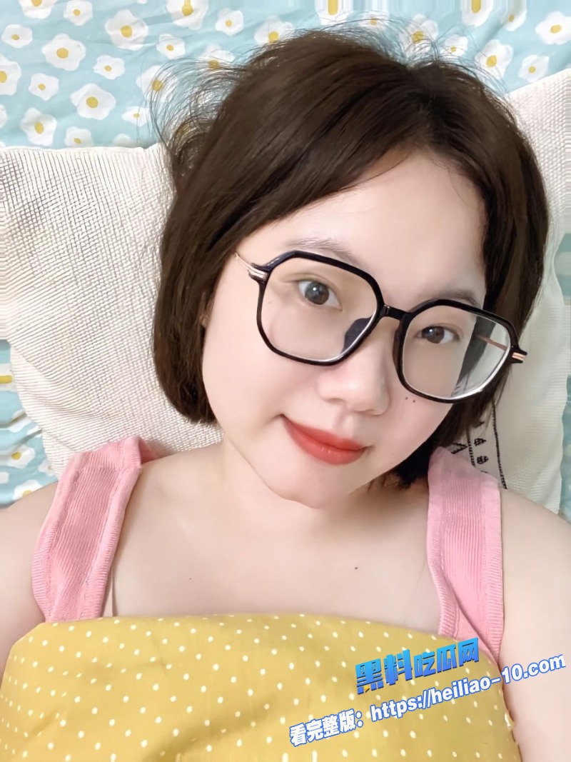 广州美术学院极品反差婊何晶嫌零花钱不够 直接拉男友下海黄播3