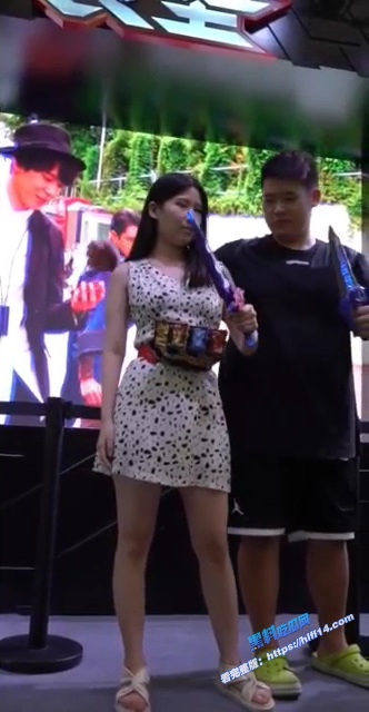 街头抄底偷拍！街拍大神冒死偷拍带男友逛漫展的长腿美女 碎花连衣裙不穿内裤被抄底曝光！8