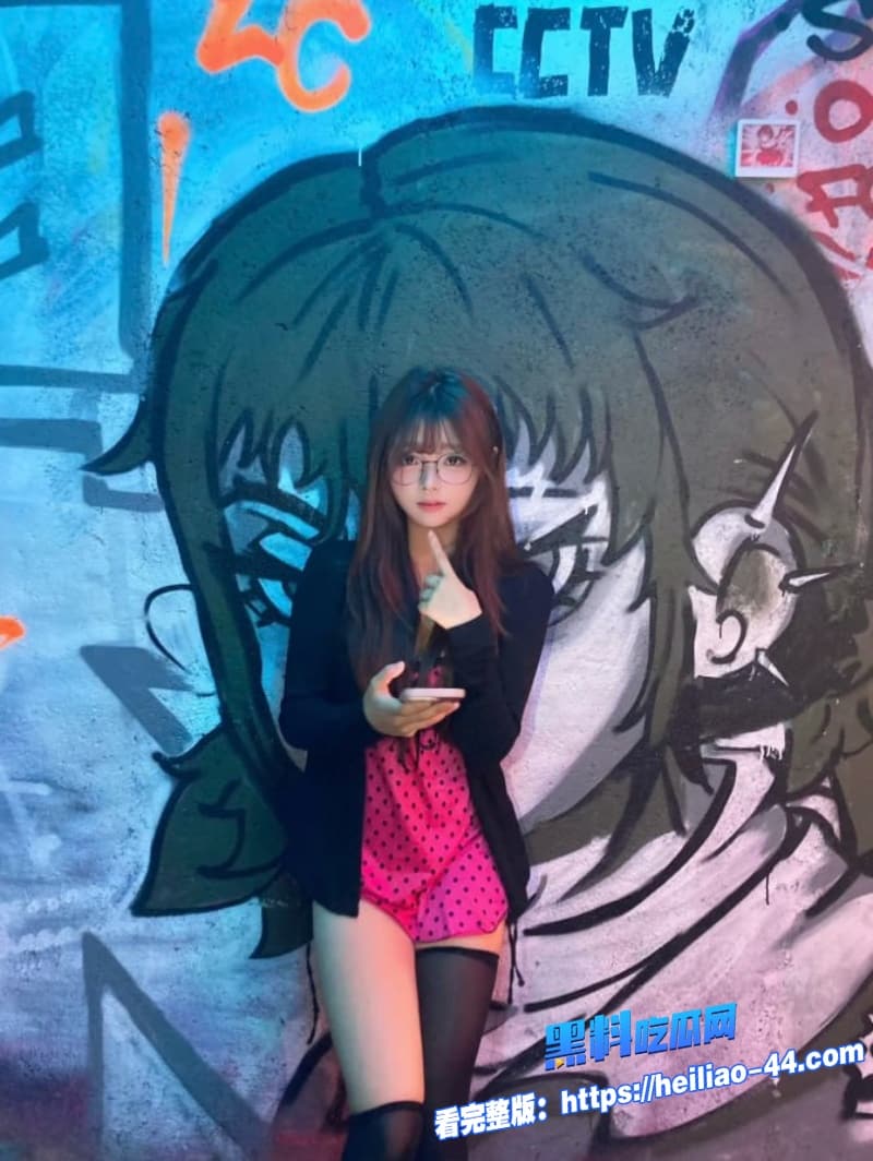 极品眼镜女cos不知火舞自拍视频流出跪地深喉口交被男友无套后入爆操真是骚的没边1 极品眼镜女cos不知火舞自拍视频流出跪地深喉口交被男友无套后入爆操真是骚的没边1