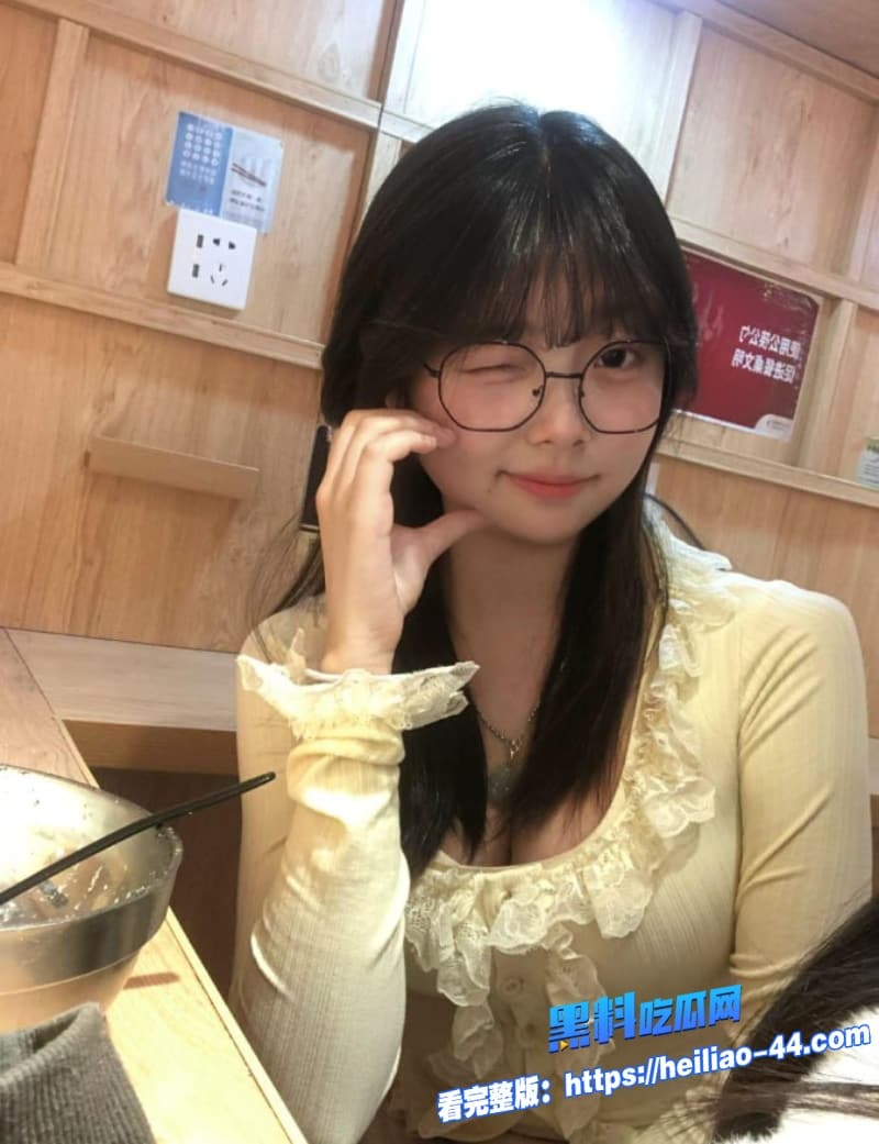 极品眼镜女cos不知火舞自拍视频流出跪地深喉口交被男友无套后入爆操真是骚的没边4 极品眼镜女cos不知火舞自拍视频流出跪地深喉口交被男友无套后入爆操真是骚的没边4