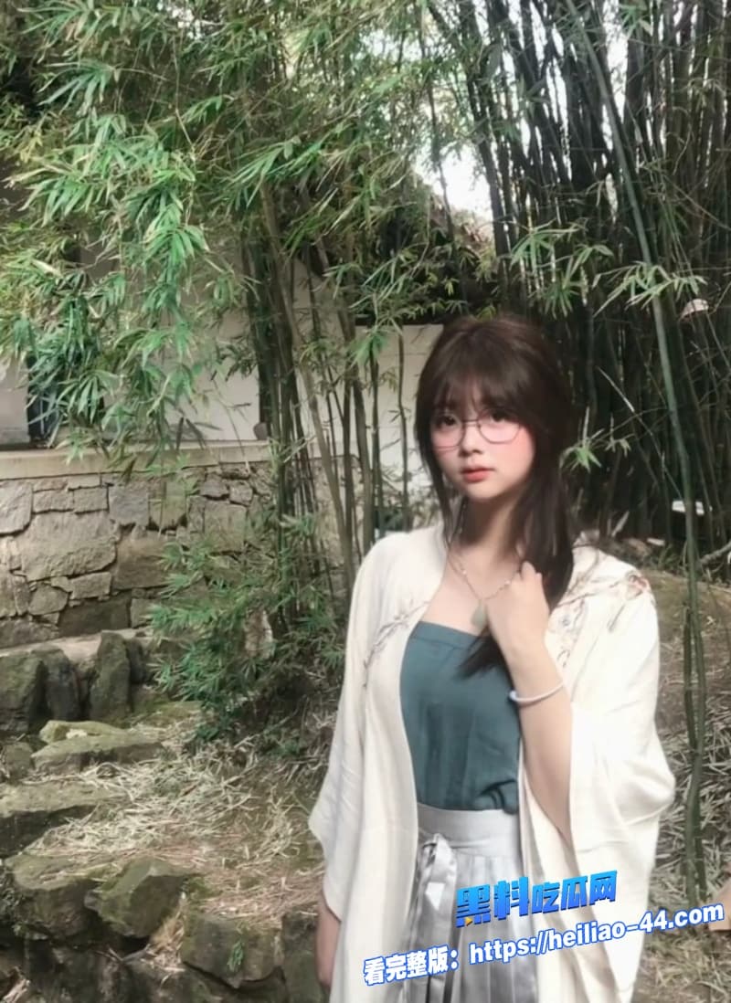 极品眼镜女cos不知火舞自拍视频流出跪地深喉口交被男友无套后入爆操真是骚的没边5 极品眼镜女cos不知火舞自拍视频流出跪地深喉口交被男友无套后入爆操真是骚的没边5