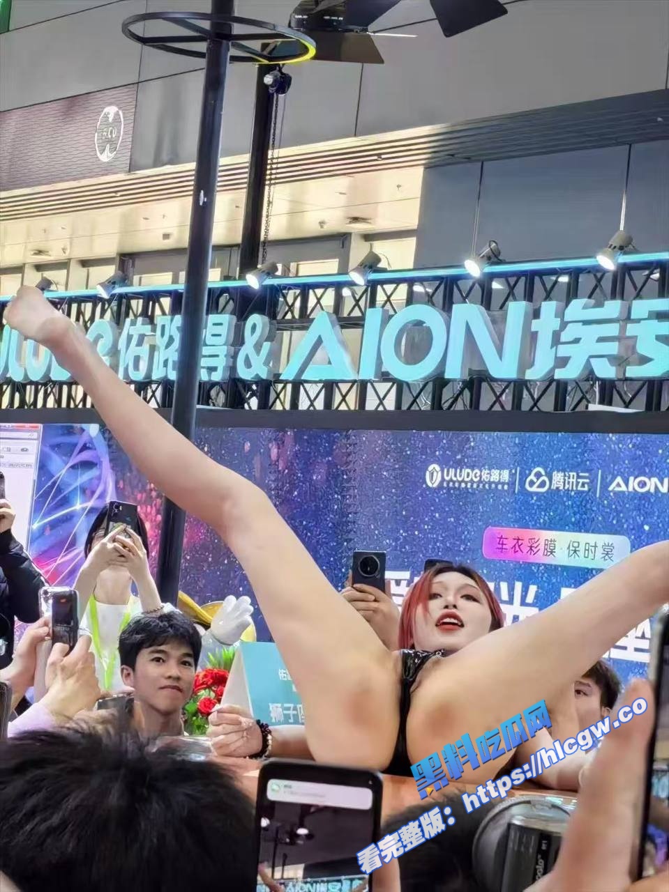深圳车展 极品车模擦边露出 私密部位清晰可见 女神双腿间有你爱看的风景哟6