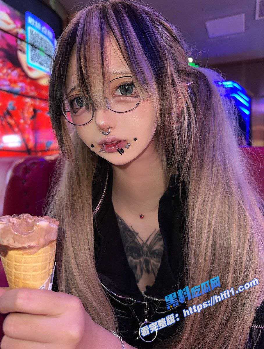 地雷系小萝莉玩得花 清纯小嫩妹的变身暗黑福利姬 大尺度定制外泄！1