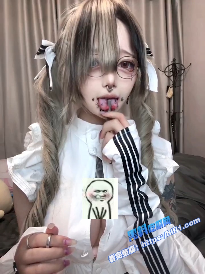 地雷系小萝莉玩得花 清纯小嫩妹的变身暗黑福利姬 大尺度定制外泄！10