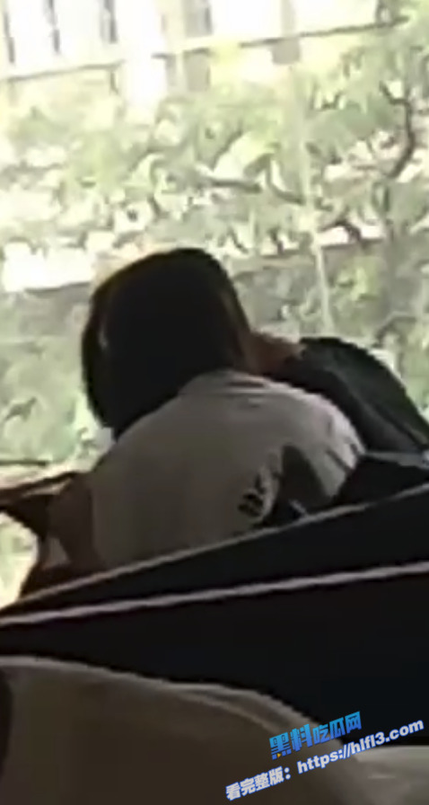广西玉林仙奶茶店  孙晓慧 同校高冷女神 被发现在校外给一男子口交 调用监控发布网上！2