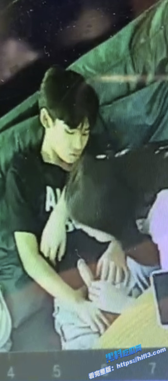 广西玉林仙奶茶店  孙晓慧 同校高冷女神 被发现在校外给一男子口交 调用监控发布网上！5