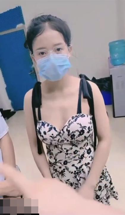 眼睛妹与黑人不看？小伙贡献自己女友与黑人直播视频流出！完整版来咯 太带劲了图1.jpg