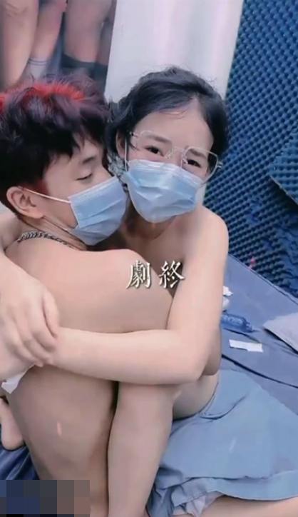 眼睛妹与黑人不看？小伙贡献自己女友与黑人直播视频流出！完整版来咯 太带劲了图11.jpg