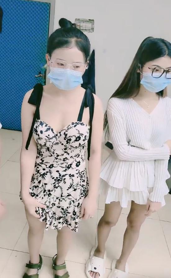眼睛妹与黑人不看？小伙贡献自己女友与黑人直播视频流出！完整版来咯 太带劲了图12.jpg